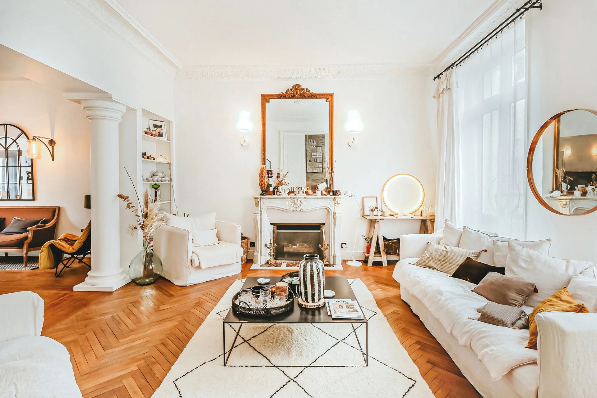 Salon d'un appartement parisien meublé géré par La Nouvelle Parisienne