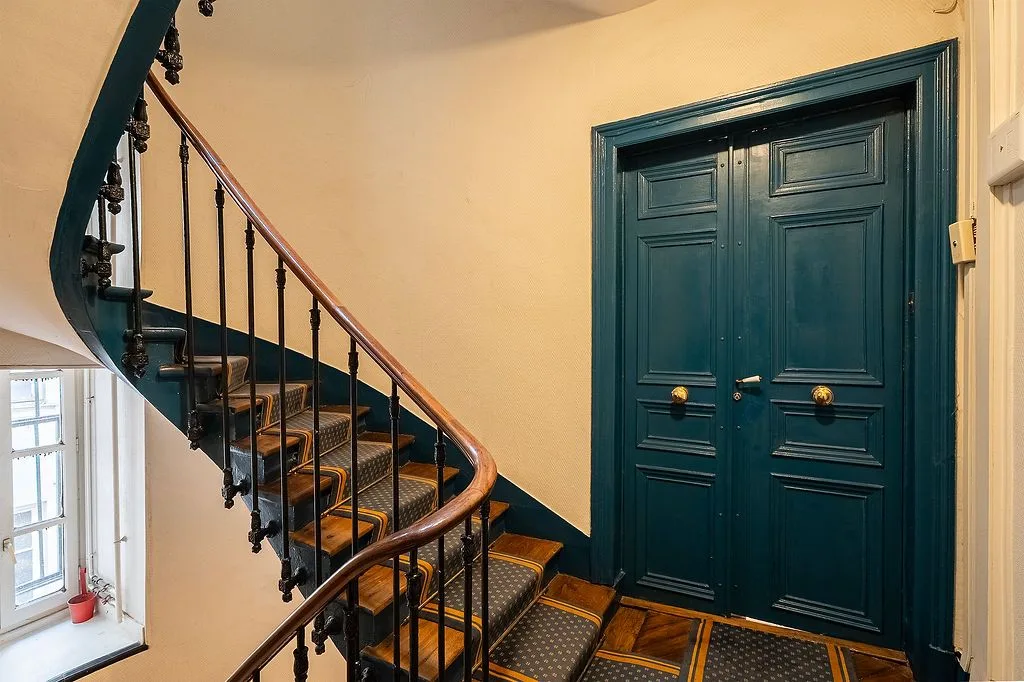 Escalier haussmannien Paris — immeuble géré par La Nouvelle Parisienne